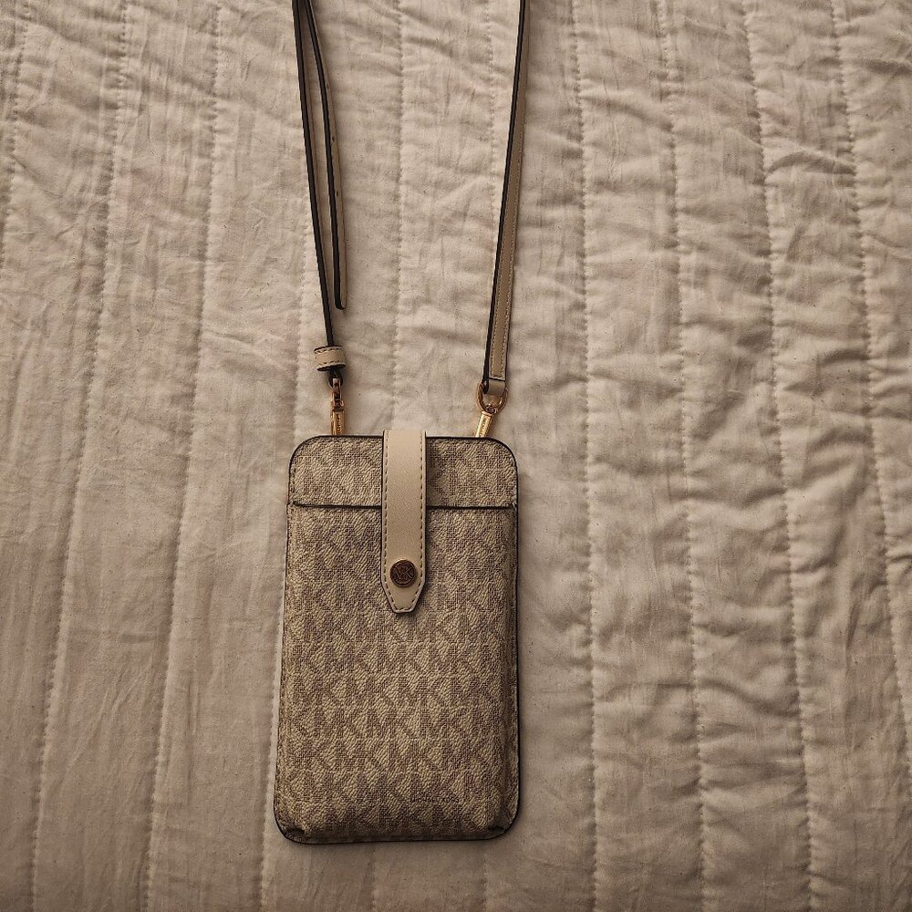 Michael kors phone crossbody